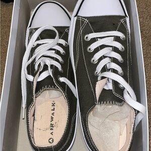 Women’s size 9 grey and white Airwalk Legacee shoes with box.